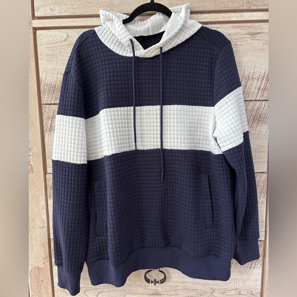 NWOT
Men’s waffle pattern hoodie with side pockets